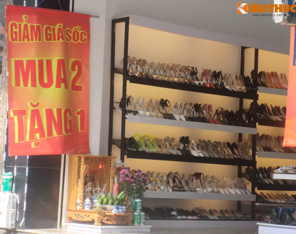 ... giày dép, đồ gốm sứ… cũng lần lượt giảm giá mạnh trong những ngày sát Tết Nguyên Đán 2017.