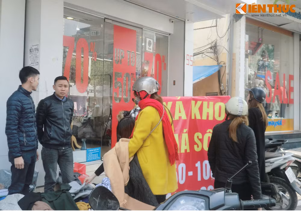Cá biệt, một số cửa hàng treo biển giảm giá 70-80%.