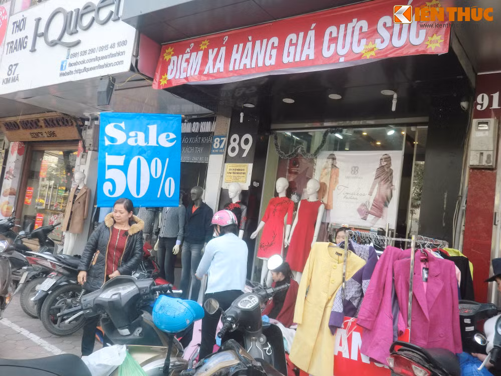 Khảo sát tại phố Kim Mã cho thấy chỉ một đoạn đường dài khoảng 200 m nhưng có tới 25-30 cửa hàng treo biển giảm giá cuối năm.