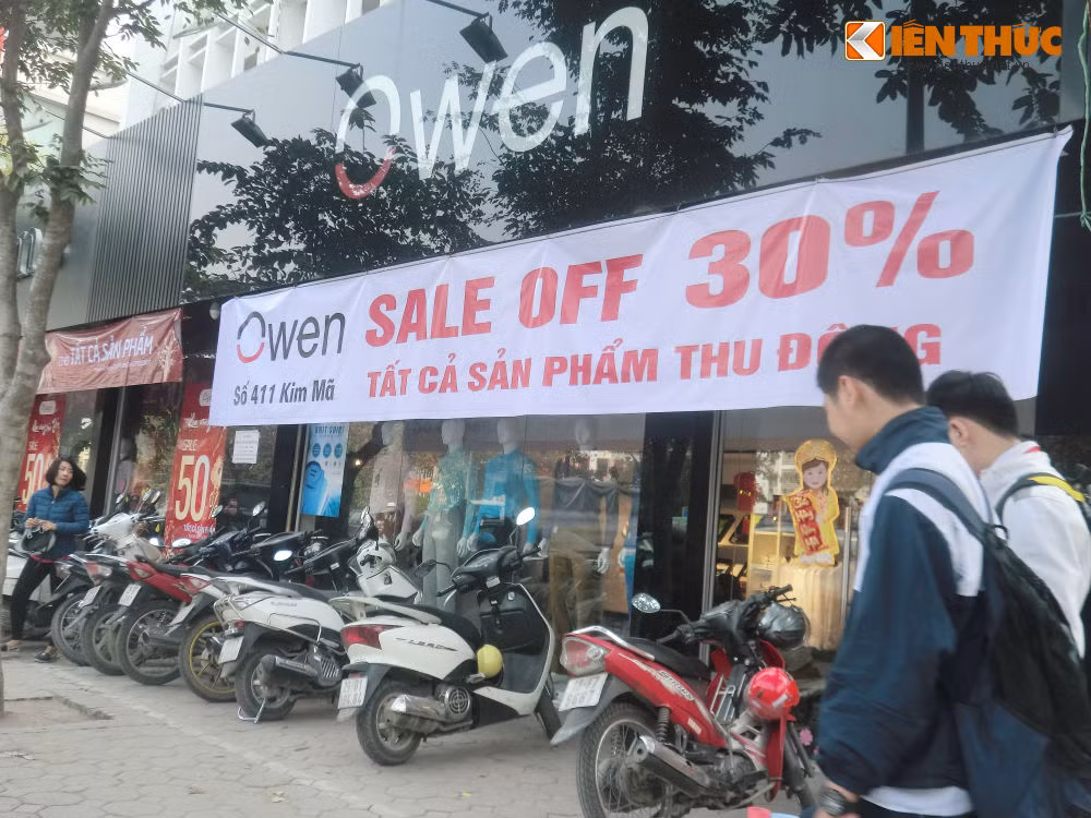 Các khẩu hiệu giảm giá được sử dụng như là: “đại hạ giá”, “tổng xả hàng cuối năm”, “mua một tặng một”, “giảm giá cực sốc”, “giảm giá tận đáy thu hồi vốn”, “sale sập kệ”, “Mua 2 tặng 1”... được các cửa hàng áp dụng nhiều nhất.