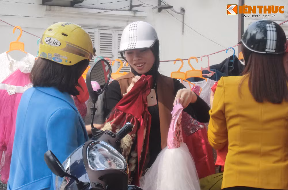 Hình ảnh ghi nhận các bậc phụ hàng chọn váy áo cho con tại Xuân Thủy (Cầu Giấy, Hà Nội).