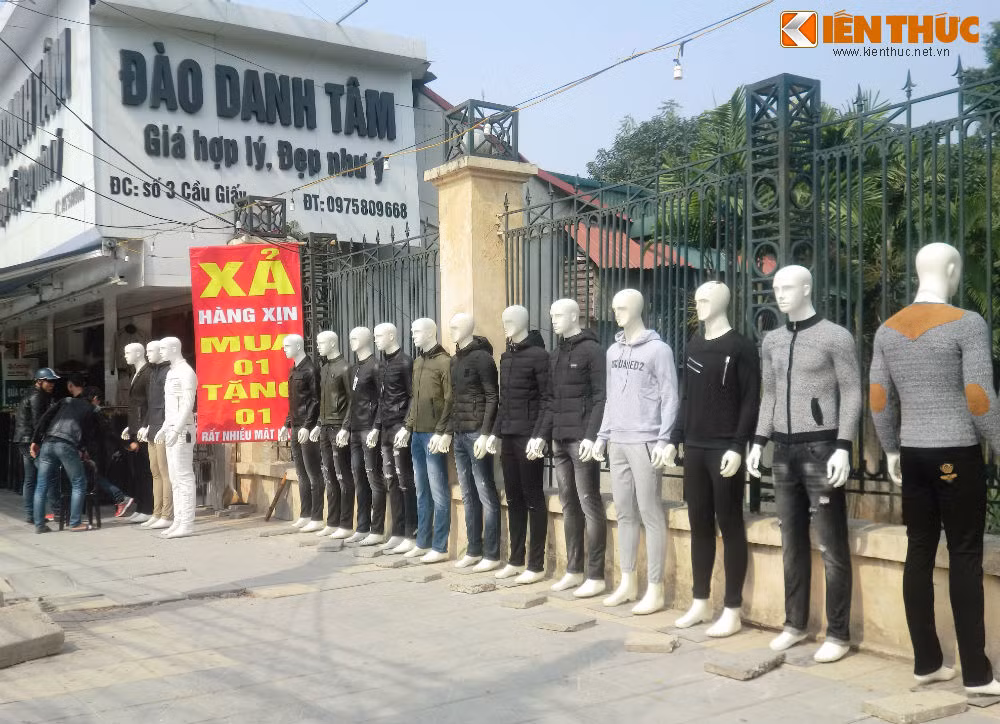 Cận Tết Nguyên đán 2017 là thời điểm nhu cầu mua sắm của mọi người tăng cao, vì thế cũng là thời điểm của các đơn vị, cửa hàng tung ra các chiêu giảm giá, khuyến mãi để thu hút khách hàng.