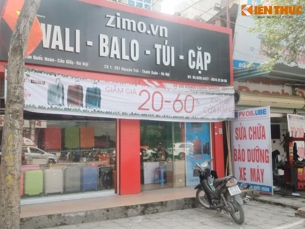 Một cửa hàng balo - túi - cặp - vali của hãng Zimo.vn trên đường Trần Quốc Hoàn (Cầu Giấy - Hà Nội) giảm giá từ 20 đến 60% cho toàn bộ cửa hàng.