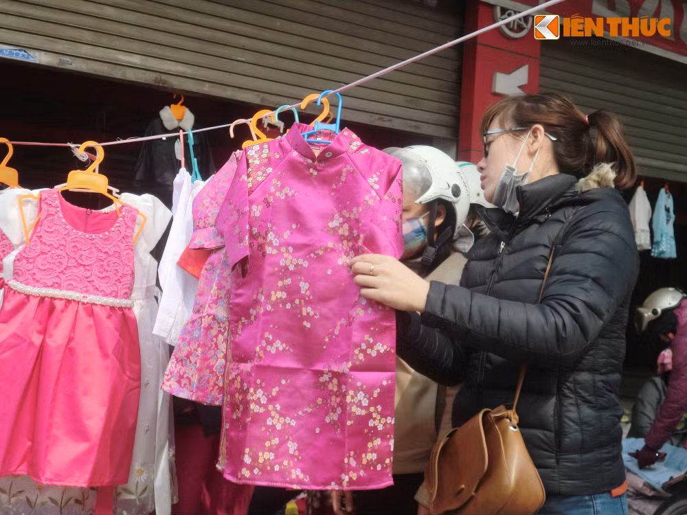 Mua 2 tặng 1, hóa đơn trên 1 triệu đồng được tặng một sản phẩm khác, quà tặng cho bé khi bố mẹ mua hàng, tặng cà vạt, tất khi mua các sản phẩm áo sơ mi, quần… là những kiểu khuyến mãi phổ biến.