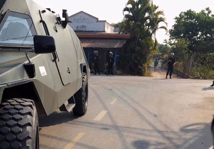 No sung soi bac 4 nguoi chet: Xe boc thep va hang tram canh sat vay bat thuong uy CA