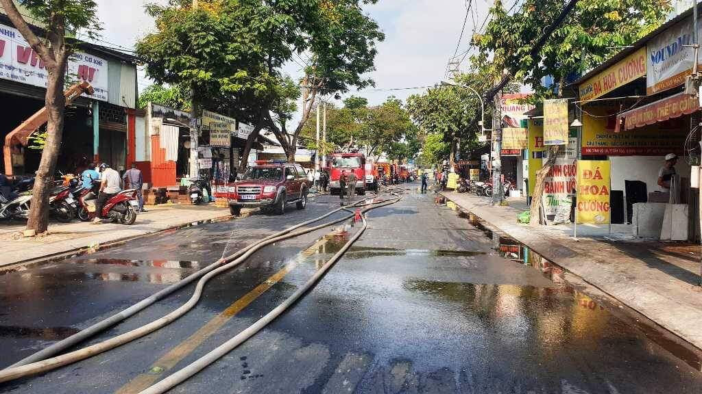 TPHCM: Biển lửa bao trùm kho chứa nông sản, 4 ôtô bị cháy - Hình 2 TPHCM: Bien lua bao trum kho chua nong san, 4 oto bi chay-Hinh-2