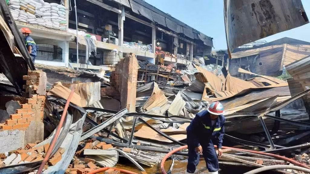 TPHCM: Bien lua bao trum kho chua nong san, 4 oto bi chay-Hinh-3