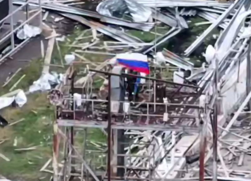 Video được công khai trên mạng cho thấy, Sư đoàn 106 của Nga đã treo cờ Nga tại làng Darino. Sau khi chiếm được khu vực này, Tiểu đoàn 2 của Sư đoàn 106 đã để lại một phần lực lượng để dọn dẹp các tàn quân, trong khi phần lớn lực lượng tiến về phía nam dọc theo con đường chính để hỗ trợ các đơn vị đang tấn công làng Nikolaevo. Ảnh: Topwar.