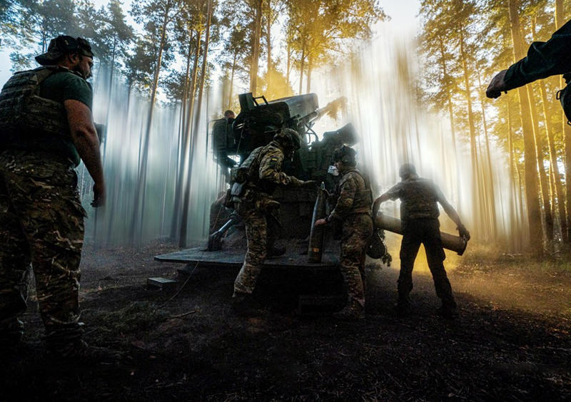 Dưới áp lực tấn công này, quân Nga đã giành lại được một số địa điểm định cư quan trọng. Theo báo cáo của quan sát viên Yuri Podolyaka vào ngày 24/11, sau một thời gian dài bắn phá dữ dội, các binh sĩ thuộc Tiểu đoàn 2, Trung đoàn 51, Sư đoàn Dù 106 của Nga đã hoàn toàn chiếm được làng Darino và chiếm lĩnh được khu trang trại ở phía nam ngôi làng. Ảnh minh họa.