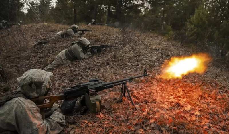Trong khi đó, làng Darino vừa mới bị Nga chiếm đóng cũng đã bị quân tiếp viện Ukraine phản công. Quân tiếp viện Ukraine đã điều một đại đội từ làng Sverdlikovo để tấn công Darino dươi sự hỗ trợ của pháo cối. Quân Ukraine định nhân lúc quân Nga đang thiếu lực lượng để giành lại Darino, nhưng không ngờ quân Nga vẫn còn ít nhất một đại đội trong làng. Ảnh: glavred.info.