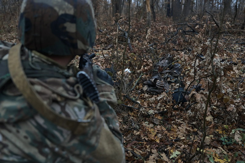 Nhờ vào việc Quân đội Nga đã tiêu diệt thành công tàn quân Ukraine ở khu rừng lớn phía nam làng Orgovka, lực lượng Quân đội Nga đã được giải phóng. Một phần lực lượng này đã được điều động dọc theo con đường chính để tăng cường cho các làng Novoivanovka và Zeleny Shlyakh. Ảnh: Getty Images.