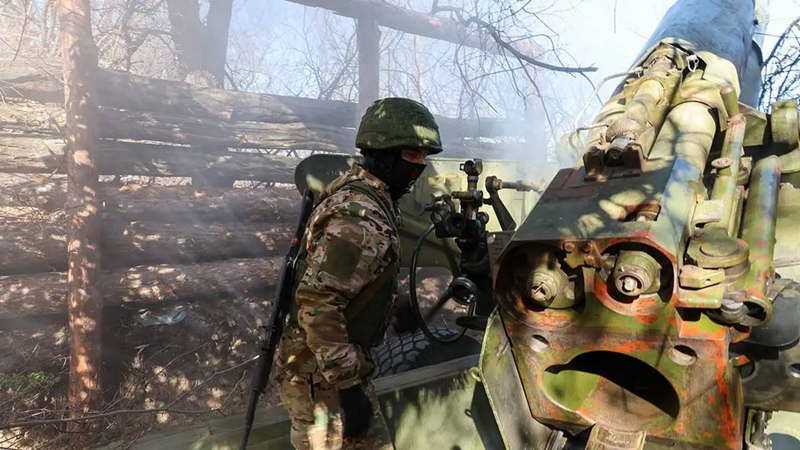 Tại khu vực Kursk, dù thời tiết khắc nghiệt, đường xá khó đi, và máy bay không người lái khó cất cánh để trinh sát và tấn công, nhưng Quân đội Nga, sau khi giành lại thế chủ động, đã không để cho Quân đội Ukraine có cơ hội nghỉ ngơi, mà liên tục phát động các cuộc tấn công. Trước tình hình đường xá khó khăn, họ chuyển sang sử dụng bộ binh nhẹ để tiến công. Ảnh: TASS.