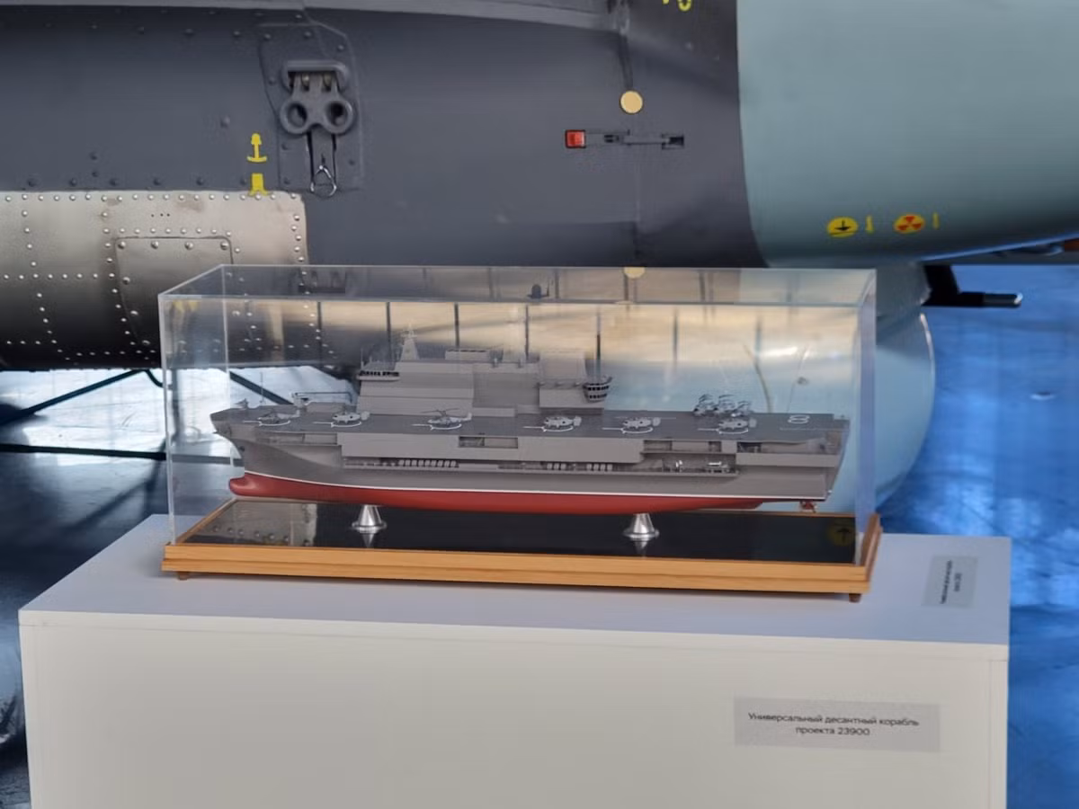 Được biết, mẫu tàu này sẽ có chiều dài 220m, rộng 42m và tốc độ 42 hải lý/giờ. Đề án Pryboy sẽ có khả năng chứa 15 trực thăng và 3 tiêm kích. Dự kiến, đây sẽ là lớp tàu sân bay thay thế cho chiếc Kuznetsov.