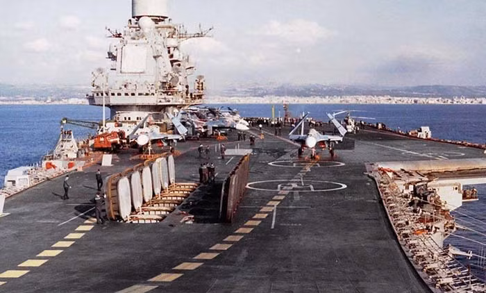 Nga cho biết, tàu Kuznetsov ban đầu được dự kiến sẽ thực hiện đại tu tại Nhà máy Sửa chữa Tàu biển số 35 nhằm nâng cấp hệ thống cung cấp năng lượng và hệ thống điện.