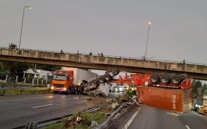 Xe dau keo lat ngang tren cao toc TP HCM - Trung Luong