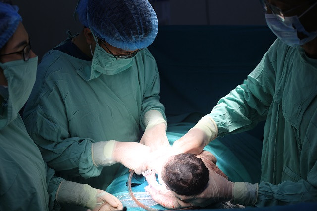 Ky dieu be trai chao doi cung khoi u xo khong lo