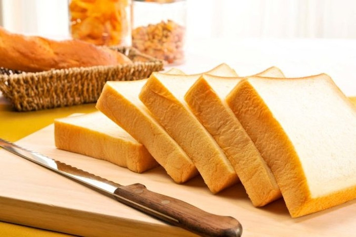 Bánh mì trắng: Chứa một lượng lớn carbohydrate, gây ảnh hưởng xấu đến làn da, khiến da chảy xệ, kém đàn hồi.