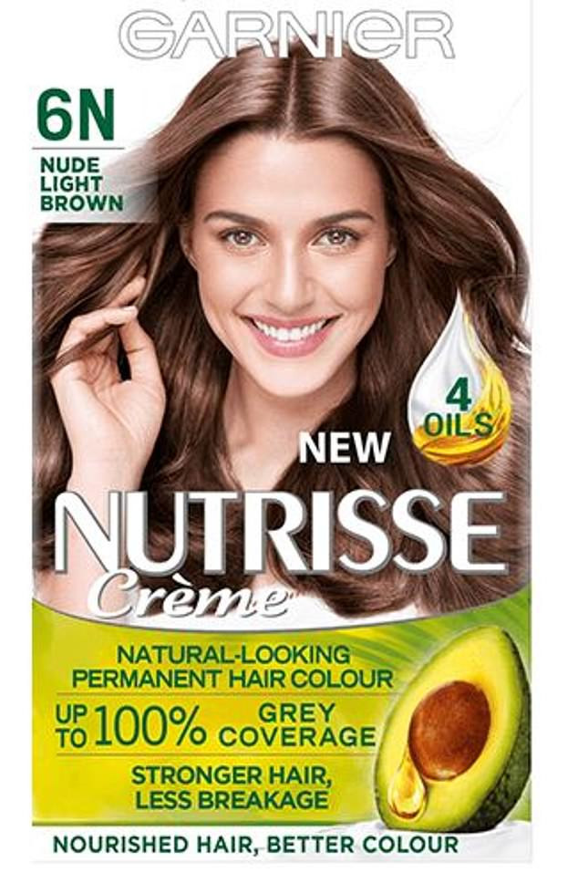 Gần đây cô sử dụng thuốc nhuộm dạng kem của Garnier để có mái tóc màu nâu đậm. Cô quyết định không thử phản ứng với thuốc nhuộm tóc vì cô đã sử dụng hộp thuốc nhuộm này trước đó.