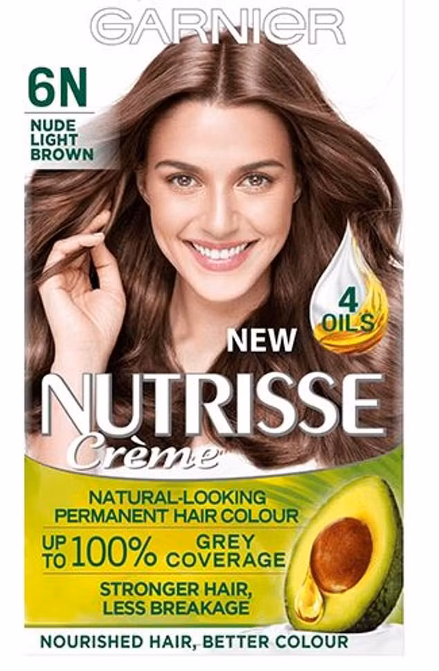 Gần đây cô sử dụng thuốc nhuộm dạng kem của Garnier để có mái tóc màu nâu đậm. Cô quyết định không thử phản ứng với thuốc nhuộm tóc vì cô đã sử dụng hộp thuốc nhuộm này trước đó.