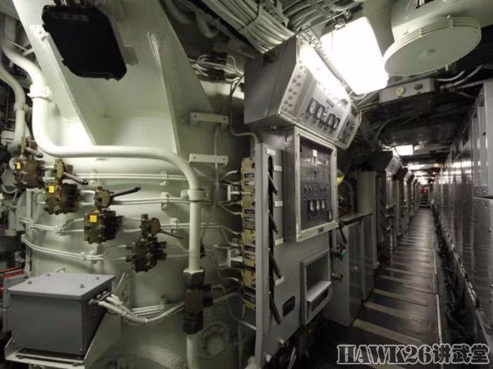 Tàu được trang bị 16 tên lửa đạn đạo tầm trung M20 BSMS mang đầu đạn hạt nhân dẫn đường kèm theo 4 ống phóng ngư lôi F-17 và L5 533mm. Ảnh: Hệ thống dẫn đường và 4 công tắc phóng ngư lôi trên tàu. Nguồn ảnh: QQ.