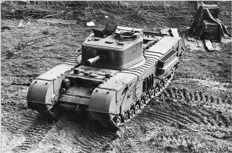 Phiên bản tăng Churchill được trang bị hỏa lực mạnh nhất là Churchill Mark VIII với pháo chính 95mm. Nó có tầm bắn hiệu quả lên tới hơn 7.000m nhưng số lượng Mark VIII ở mỗi trung đoàn Churchill chỉ tầm hai chiếc hoàn toàn không đủ để tạo nên sự khác biệt. Nguồn ảnh: War History.
