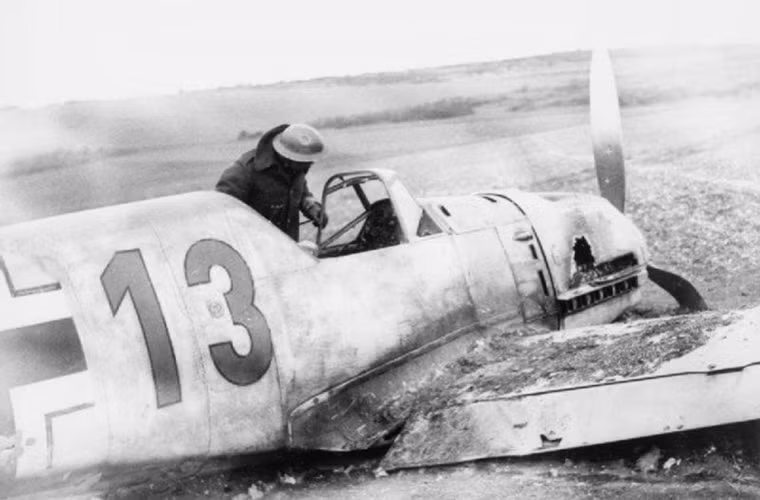 Còn đây là một chiếc Messerschmitt Bf 109 khác bị bắn rơi vào tháng 10/1940 tại Kent khi nó tham gia hộ tống cho một máy bay ném bom Đức. Nguồn ảnh: War History.