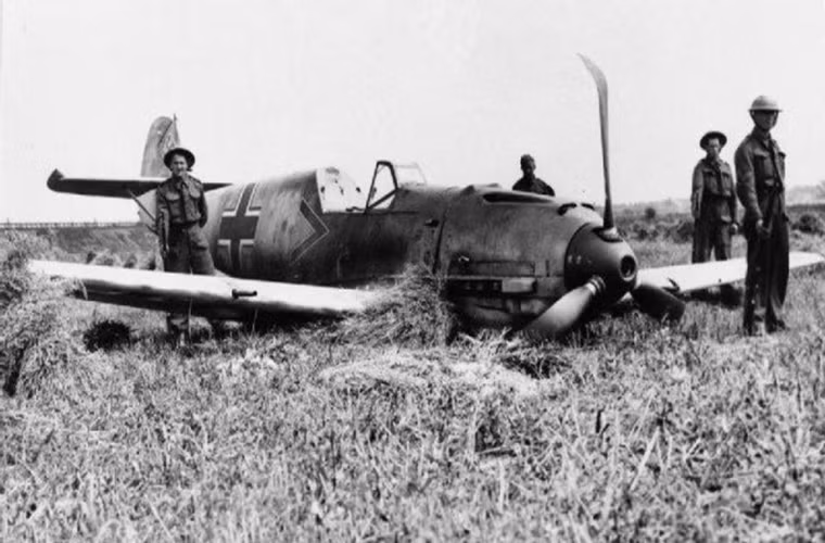 Messerschmitt Bf 109 hạ cánh khẩn cấp xuống vùng Sussex vào tháng 8/1940. Nguồn ảnh: War History.