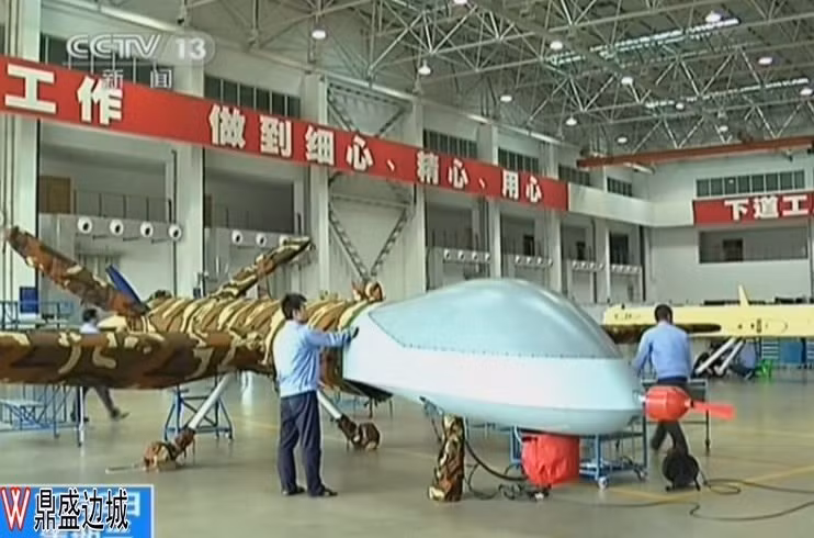 Wing Loong được trang bị bộ cảm biến tìm kiếm và chỉ thị mục tiêu quang hồng ngoại lắp dưới mũi, tương tự MQ-1 của Mỹ. Phía trên lắp radar khẩu độ tổng hợp chưa rõ định danh cùng ăng ten liên lạc vệ tinh. Ảnh: CCTV13