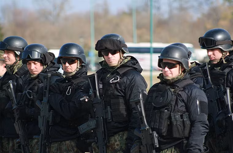 Cũng như vào năm 2015, đại diện tham gia Slav Brotherhood năm nay của Serbia vẫn là các đơn vị đặc nhiệm của nước này trong khi đó Nga và Belarus là các đơn vị đổ bộ đường không. Tổng số binh sĩ tham gia Slav Brotherhood-2016 lên tới 750 người trong đó Serbia điều động tới 450 binh sĩ. Nguồn ảnh: Bộ Quốc phòng Nga.