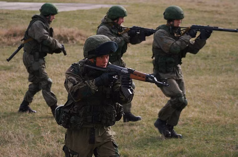 Một trong tình huống diễn tập tác chiến quan trọng của Slav Brotherhood năm nay chính là việc lực lượng lính dù Nga-Belarus bí mật đổ bộ đường không tập kích trại tập trung thuộc về một nhóm khủng bố ở Serbia bắt sống các tay súng khủng bố và tiêu hủy kho vũ khí của chúng. Nguồn ảnh: Bộ Quốc phòng Nga.