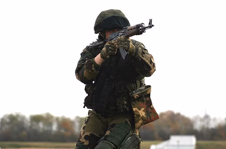 Trong khi đó lính dù Belarus vẫn với trang bị quen thuộc là súng trường tấn công AKM. Đại diện Belarus tham gia đợt tập trận chung lần này chỉ vỏn vẹn 50 binh sĩ Nguồn ảnh: Bộ Quốc phòng Nga.