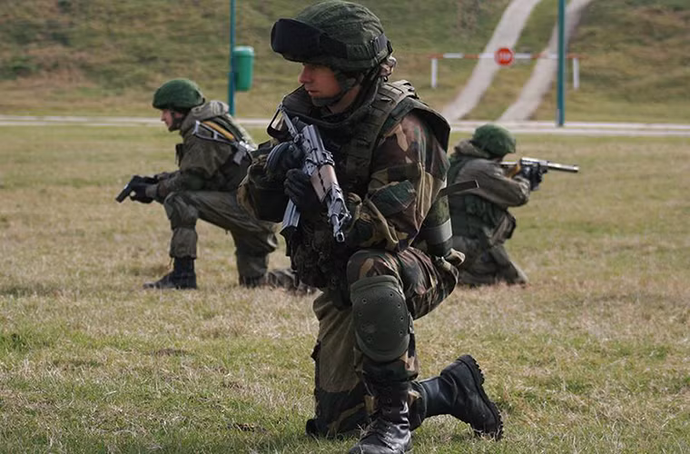 Dù các hoạt động quân sự thuộc Slav Brotherhood-2016 diễn ra trên lãnh thổ Serbia nhưng Quân đội Nga vẫn được phép triển khai số lượng lớn các trang thiết bị quân sự tại đây chủ yếu là các máy bay vận tải quân sự và trực thăng vũ trang. Nguồn ảnh: Bộ Quốc phòng Nga.