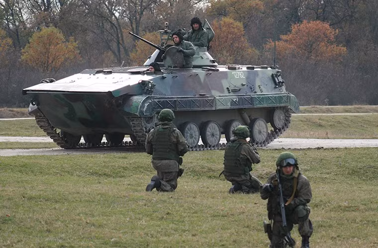 Dù có thiết kế khá giống xe chiến đấu bộ binh BMP-1 của Liên Xô nhưng M-80A của Serbia lại được thiết kế mới hoàn toàn và do Quân đội Nam Tư trước đây phát triển. Nguồn ảnh: Bộ Quốc phòng Nga.