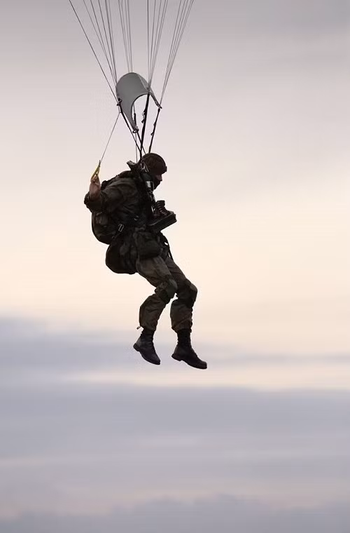 Hình ảnh lính dù Nga chuẩn bị tiếp đất khẩu súng máy PKP Pecheneg của mình. Nguồn ảnh: Bộ Quốc phòng Nga.