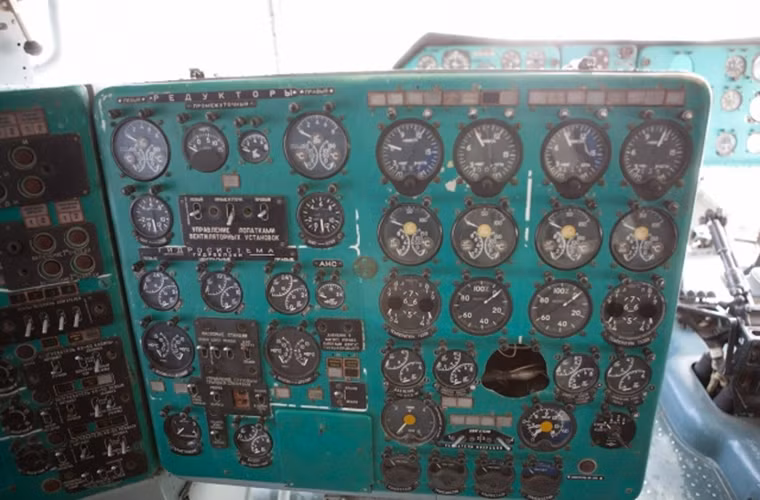 Còn đây là vị trí của vị kỹ sư hàng không trên V-12 với các đồng hồ hiển thị thông số bay.