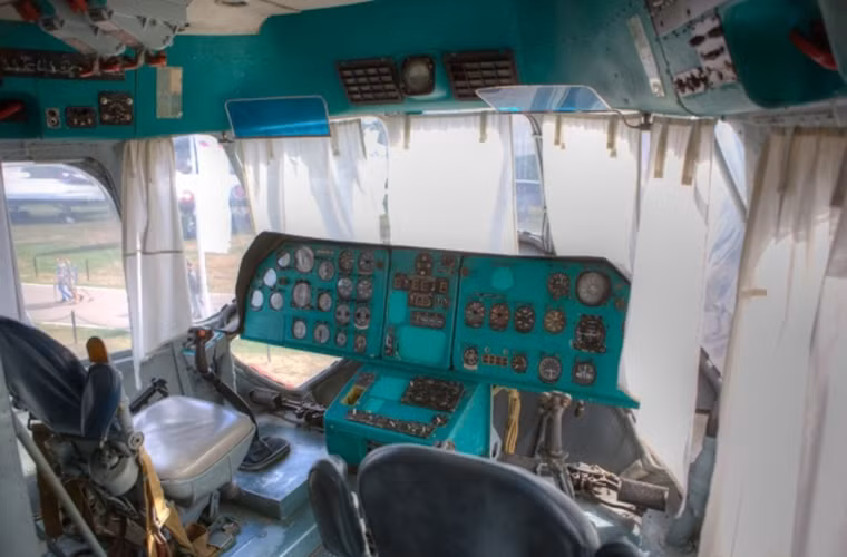 Điều may mắn là hai nguyên mẫu của trực thăng vận tải V-12 vẫn còn được lưu giữ cho tới tận ngày nay để chúng ta có thể thấy được sự vĩ đại một thời của nó. Trong ảnh là buồng lái chính của V-12, nó có phi hành đoàn lên tới 6 người với 2 phi công, 1 kỹ sư hàng không, 1 kỹ sư hệ thống điện, một hoa tiêu và một nhân viên liên lạc vô tuyến.