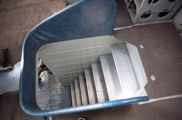 Cầu thang trên tầng 2 của V-12 dẫn xuống buồng lái chính và khoang chứa hàng.