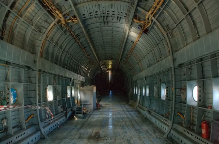 Bên cạnh thiết kế chở hàng hóa, khi cần thiết V-12 cũng có thể chở theo gần 200 hành khách. Còn về khả năng chuyên chở V-12 có thể mang theo 40 tấn hàng hóa các loại trong khi đó con số này ở máy bay vận tải quân sự C-130 của Mỹ chỉ tầm 20 tấn. Trong ảnh là thân khoang chứa hàng của V-12, nó dài hơn 28m và cao 4.4m.