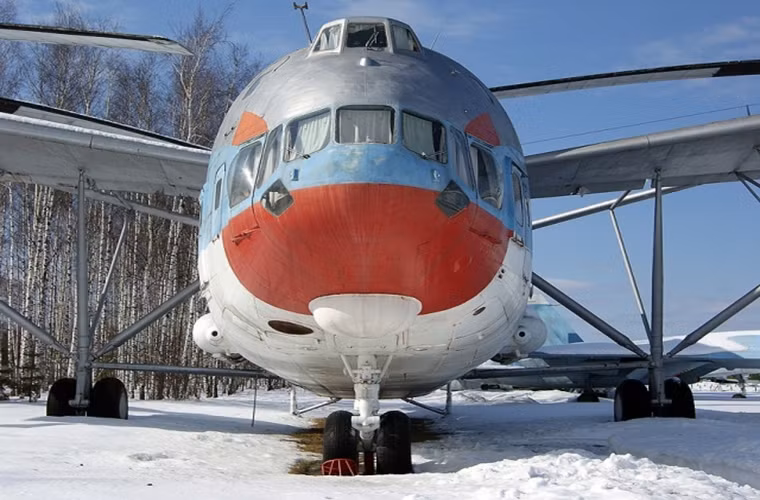 Do có kích thước khá lớn và nếu phải chở đầy tải V-12 chỉ có tầm hoạt động khoảng 500km và có thể lên tới 1.000km nếu mang theo bình nhiên liệu phụ ở bên ngoài.