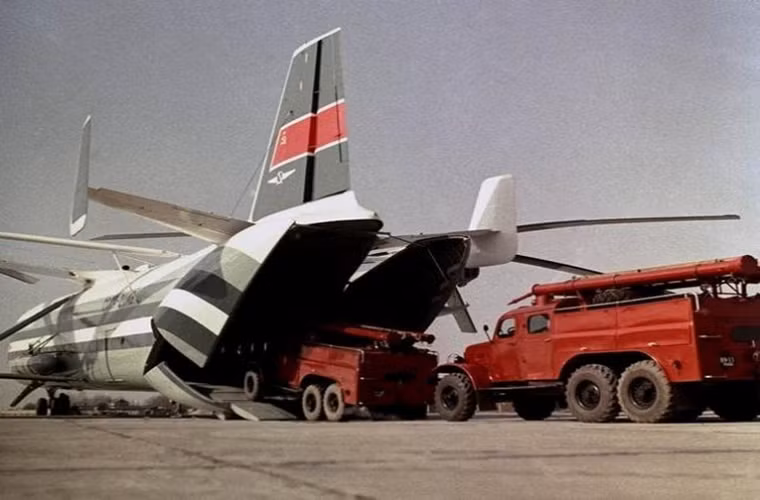 Với khoang chứa hàng lớn, V-12 hoàn toàn có thể chở theo các thiết bị quân sự hoặc dân sự hạng nặng của Liên Xô khi đó, tuy nhiên nó vẫn còn nhỏ để có thể chở theo xe tăng.