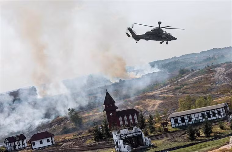 Trong khi đó hỗ trợ trên không là Eurocopter Tiger - dòng trực thăng tấn công hiện đại nhất Châu Âu, nó có giá lên tới hơn 30 triệu Euro mỗi chiếc khi được đưa vào trang bị cho Bundeswehr. Nguồn ảnh: QQ.
