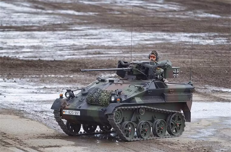 Theo trang tin QQ, trong tháng này Bộ Quốc phòng Đức vừa tổ chức đợt tập trận mang tên Informationslehrübung 2016 tại trung tâm huấn luyện ở thành phố Munster, Đức nhằm kiểm tra khả năng sẵn sàng chiến đấu quân đội nước này với sự tham gia của các đơn vị tinh nhuệ nhất Bundeswehr ( Quân đội Đức). Nguồn ảnh: QQ.