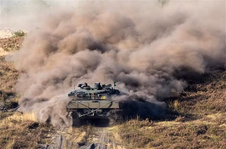 Xe tăng chiến đấu chủ lực Leopard 2A6 của Bundeswehr xả khói ngụy trang tại thao trường Munster. Nguồn ảnh: QQ.