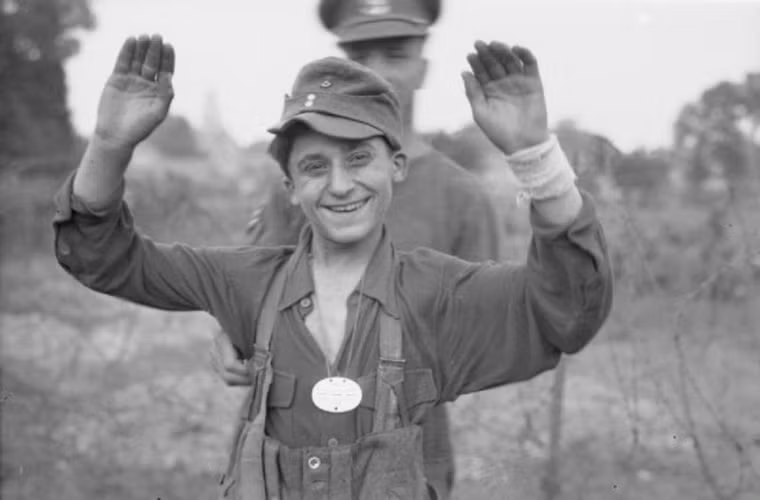 May mắn cho người Anh là quân Đức không thực sự đủ mạnh để tổ chức một đợt phản công lớn vào thời điểm đó và vẫn muốn giữ lực lượng cho những trận chiến quan trọng hơn sau này. Nụ cười của một tù binh Đức bị bắt ngay ngày đầu tiên của Chiến dịch Goodwood.