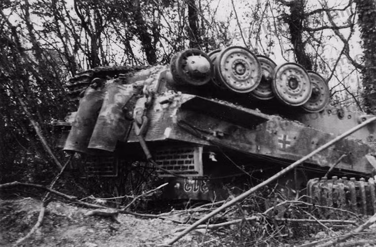 Trong ảnh là một chiếc Tiger của tiểu đoàn xe tăng hạng nặng 503 Đức bị lật úp sau một đợt không kích của Đồng Minh tại Manneville, kíp chiến đấu bên trong xe được cho là vẫn còn sống.