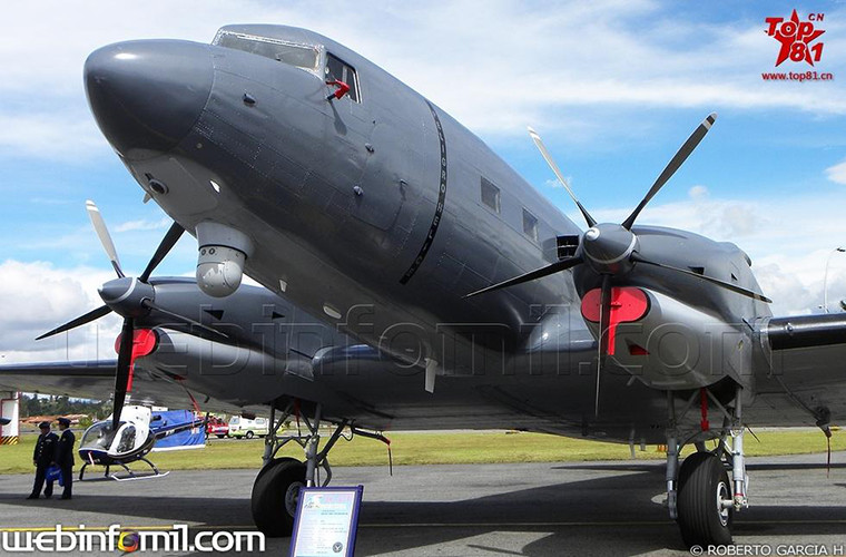 Gunship AC-47 được phát triển dựa trên khung thân máy bay vận tải quân sự Douglas C-47 Skytrain khá phổ biến trong Quân đội Mỹ trong Chiến tranh Thế giới thứ 2. Tuy nhiên ở giai đoạn nay thiết kế của AC-47 khá đơn giản khi chỉ được trang bị súng máy hạng nặng hoặc pháo tự động và không được tích hợp các trang thiết bị trinh sát điện tử.