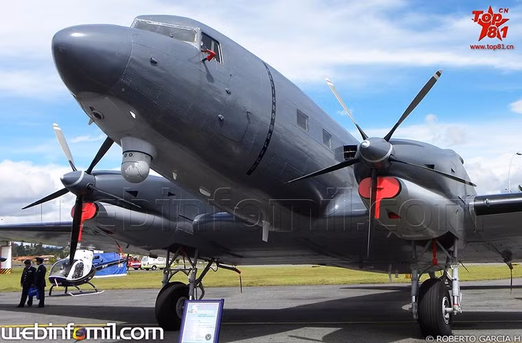 Gunship AC-47 được phát triển dựa trên khung thân máy bay vận tải quân sự Douglas C-47 Skytrain khá phổ biến trong Quân đội Mỹ trong Chiến tranh Thế giới thứ 2. Tuy nhiên ở giai đoạn nay thiết kế của AC-47 khá đơn giản khi chỉ được trang bị súng máy hạng nặng hoặc pháo tự động và không được tích hợp các trang thiết bị trinh sát điện tử.