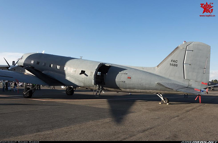 Điều này ta có thể thấy rõ qua biến thể AC-47 của Colombia với hệ thống vũ khí được bố trí ở thân trái máy bay. Dù vậy đối với biến thể AC-47T của Colombia nó đã được nâng cấp đáng kể với hệ thống động cơ cánh quạt mới và tích hợp thêm các trang thiết bị trinh sát điện tử.