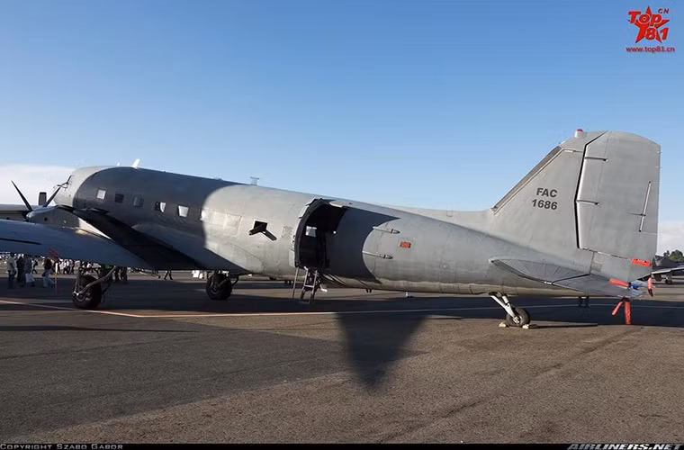 Điều này ta có thể thấy rõ qua biến thể AC-47 của Colombia với hệ thống vũ khí được bố trí ở thân trái máy bay. Dù vậy đối với biến thể AC-47T của Colombia nó đã được nâng cấp đáng kể với hệ thống động cơ cánh quạt mới và tích hợp thêm các trang thiết bị trinh sát điện tử.