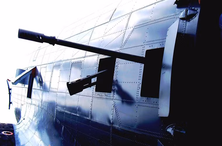 Về hệ thống vũ khí, AC-47T được trang bị ba súng máy hạng nặng cỡ nòng 12,7mm, một súng máy Gatling GAU-19 và một pháo tự động 20mm. Phi hành đoàn của nó vẫn bảy người như các phiên bản trước đó với 2 phi công, một hoa tiêu, một kỹ sư và ba pháo thủ.